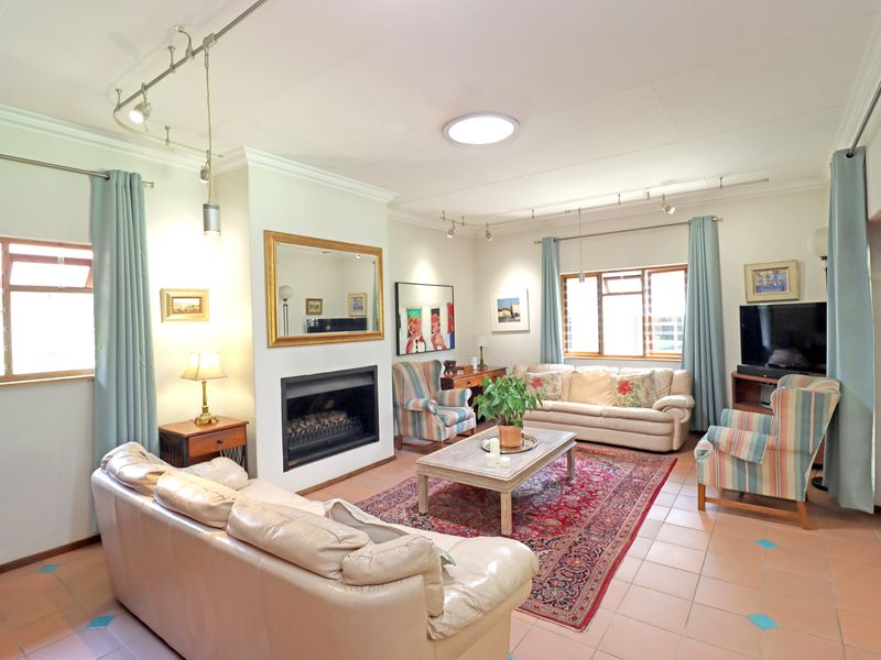 Country Living Gem – 2.7 ha Estate with Family Home & Cottages in Chartwell North - Photo 5