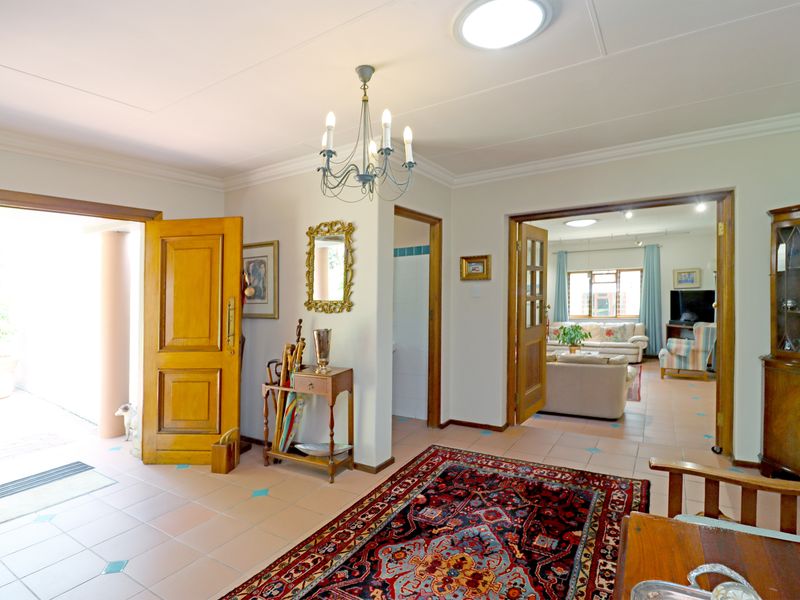 Country Living Gem – 2.7 ha Estate with Family Home & Cottages in Chartwell North - Photo 2