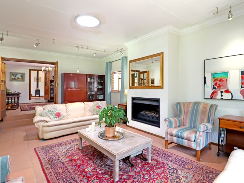 Country Living Gem – 2.7 ha Estate with Family Home & Cottages in Chartwell North - Photo 4