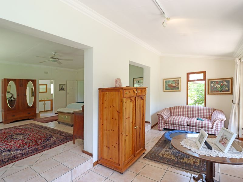 Country Living Gem – 2.7 ha Estate with Family Home & Cottages in Chartwell North - Photo 3