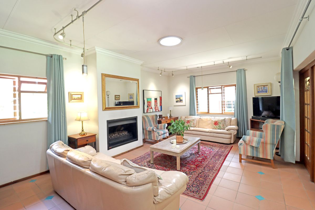 Country Living Gem – 2.7 ha Estate with Family Home & Cottages in Chartwell North - Photo 5