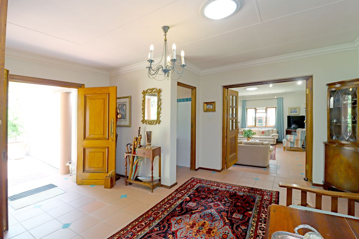 Country Living Gem – 2.7 ha Estate with Family Home & Cottages in Chartwell North - Photo 2