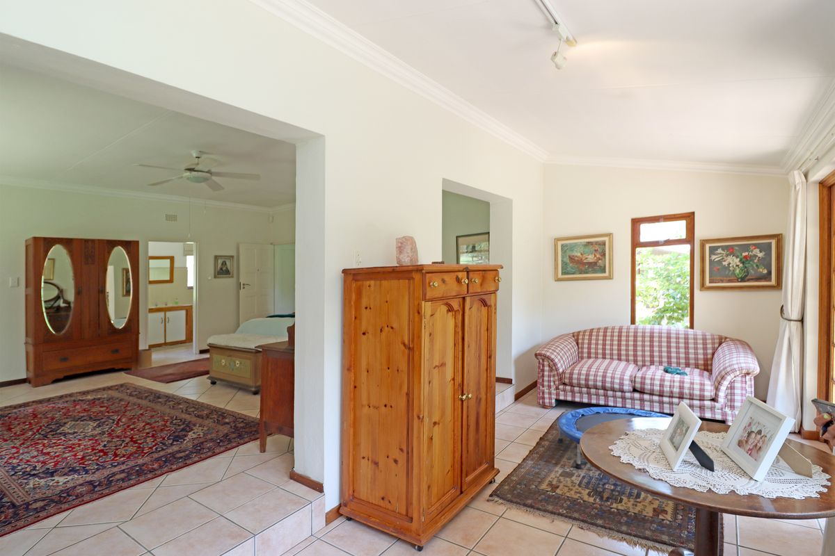 Country Living Gem – 2.7 ha Estate with Family Home & Cottages in Chartwell North - Photo 3