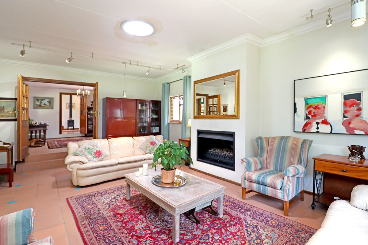 Country Living Gem – 2.7 ha Estate with Family Home & Cottages in Chartwell North - Photo 4