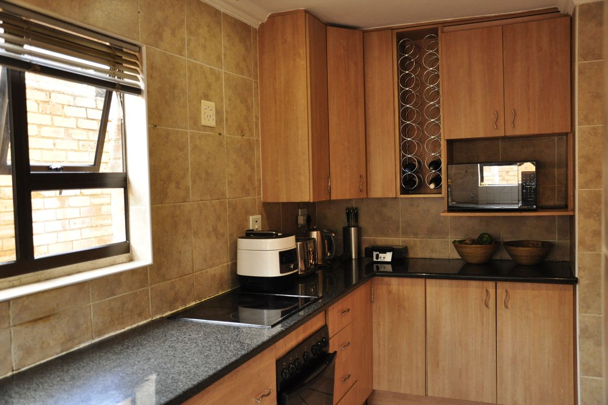 Spacious 5-bed cluster in secure, family estate near Fourways Mall and top schools. - Photo 3