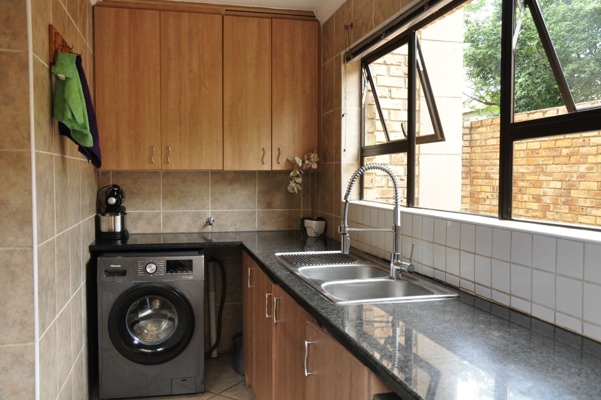 Spacious 5-bed cluster in secure, family estate near Fourways Mall and top schools. - Photo 4