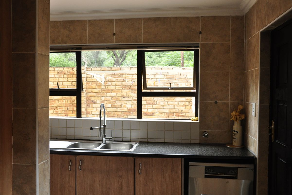 Spacious 5-bed cluster in secure, family estate near Fourways Mall and top schools. - Photo 5