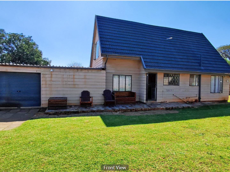 Charming house with a difference that needs some love and care - Photo 4