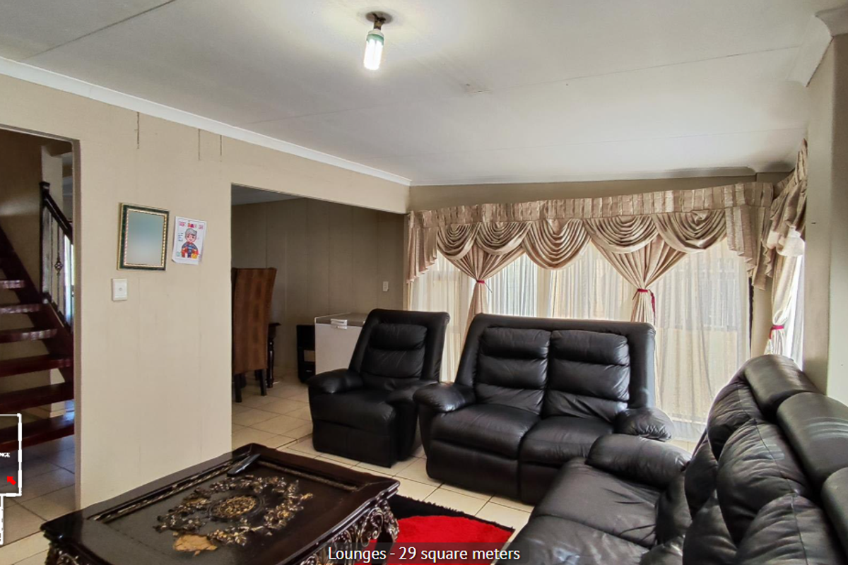 Charming house with a difference that needs some love and care - Photo 2