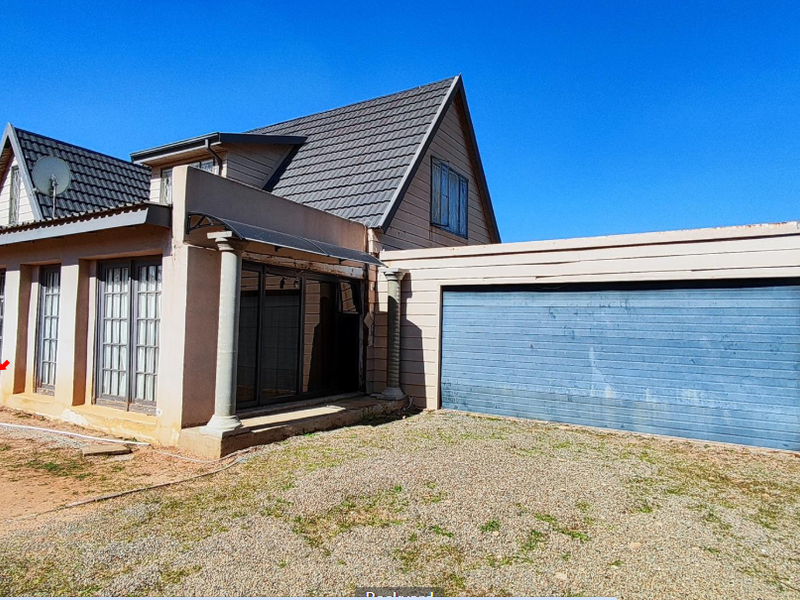 Charming house with a difference that needs some love and care - Photo 3