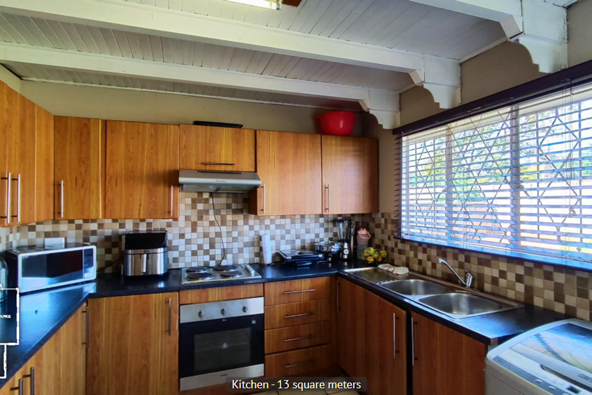 Charming house with a difference that needs some love and care - Photo 5