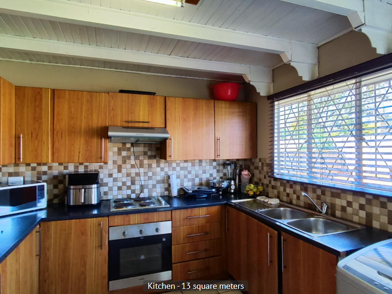 Charming house with a difference that needs some love and care - Photo 5