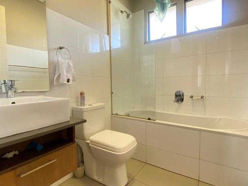 Stunning 2-bedroom apartment for sale in Nieuw Muckleneuk– modern living in a prime location - Photo 8