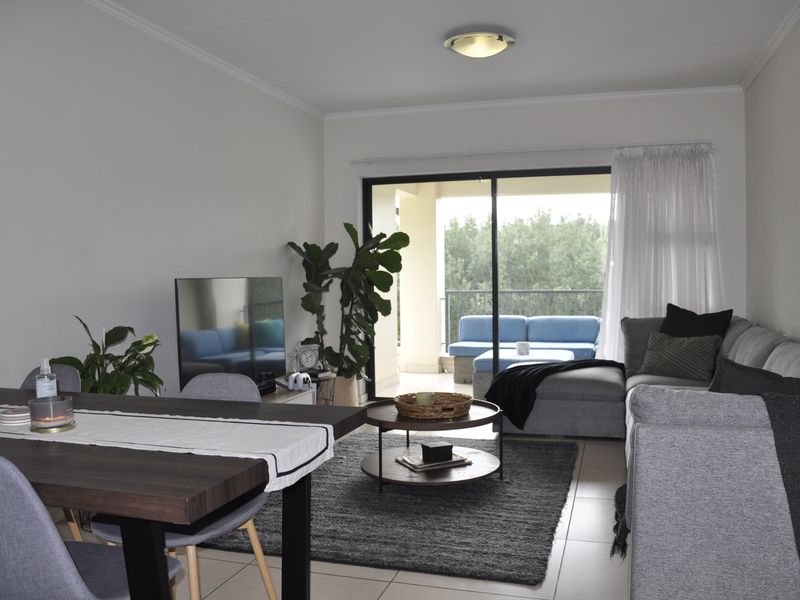 Modern Top-Floor Elegance with Breathtaking Sunset Views – Kyalami Hills Lifestyle Complex - Photo 2