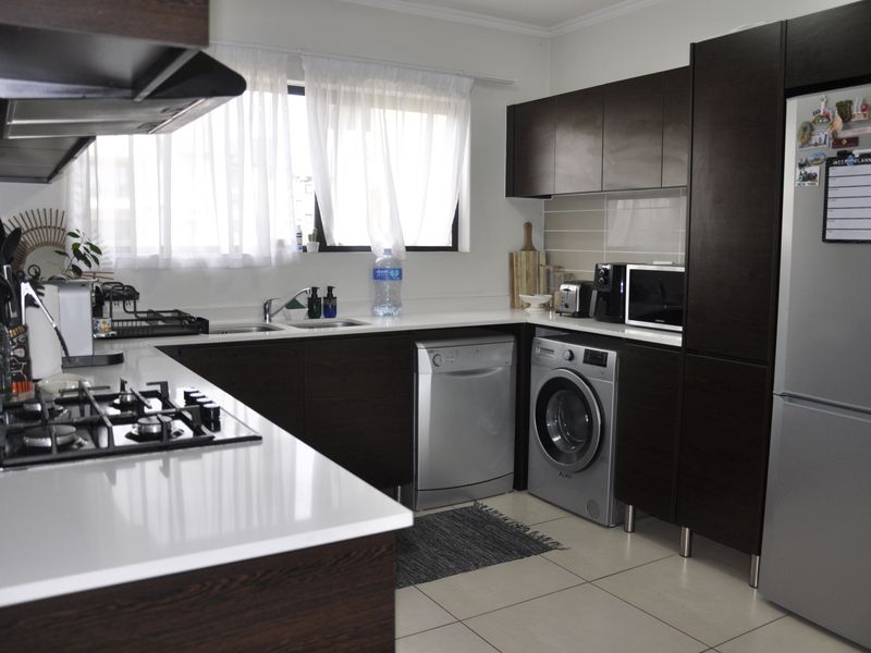 Modern Top-Floor Elegance with Breathtaking Sunset Views – Kyalami Hills Lifestyle Complex - Photo 3