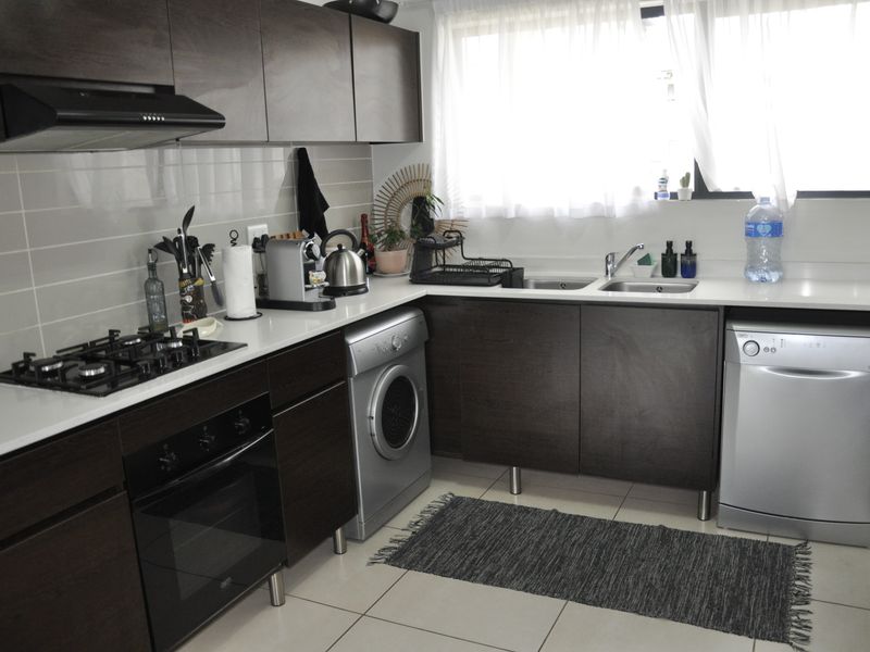 Modern Top-Floor Elegance with Breathtaking Sunset Views – Kyalami Hills Lifestyle Complex - Photo 4