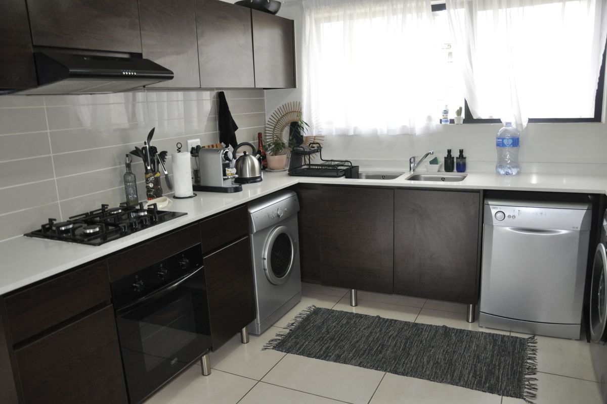 Modern Top-Floor Elegance with Breathtaking Sunset Views – Kyalami Hills Lifestyle Complex - Photo 4