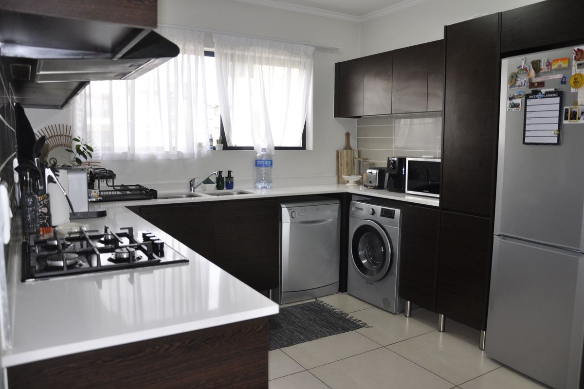 Modern Top-Floor Elegance with Breathtaking Sunset Views – Kyalami Hills Lifestyle Complex - Photo 3