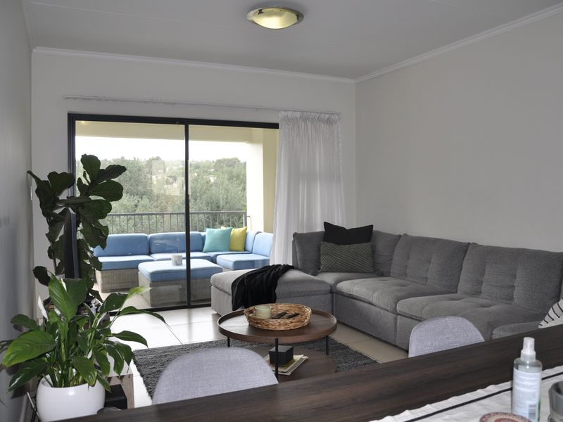 Modern Top-Floor Elegance with Breathtaking Sunset Views – Kyalami Hills Lifestyle Complex - Photo 1