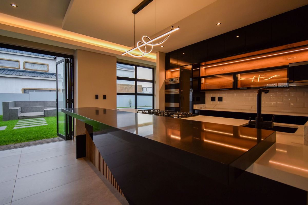 Modern 5-Bedroom Double-Storey Home in Midstream Heights with Boma & Pool - Photo 4