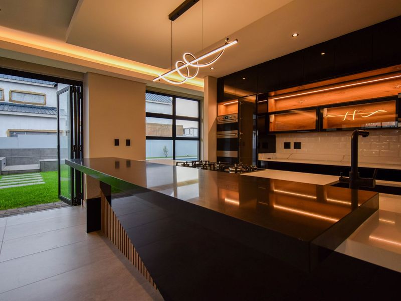 Modern 5-Bedroom Double-Storey Home in Midstream Heights with Boma & Pool - Photo 4