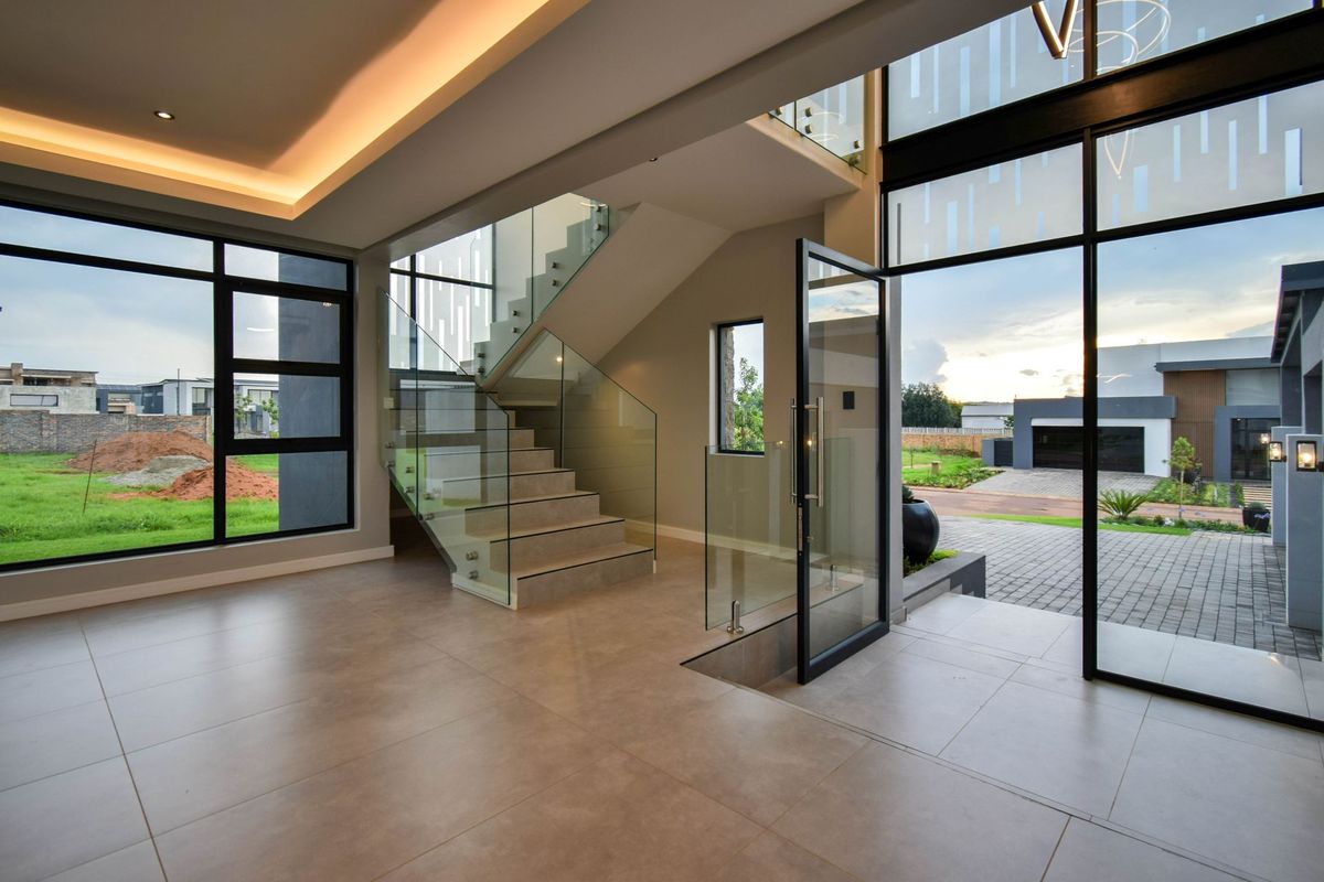 Modern 5-Bedroom Double-Storey Home in Midstream Heights with Boma & Pool - Photo 3