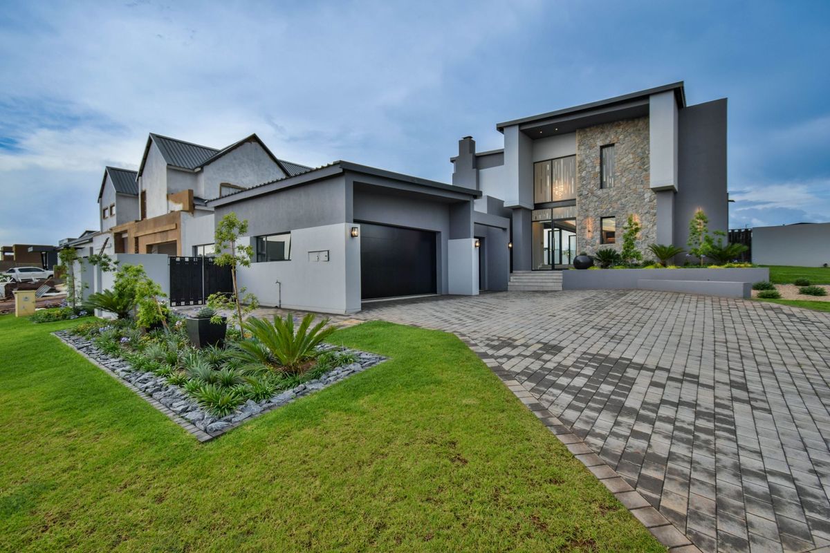 Modern 5-Bedroom Double-Storey Home in Midstream Heights with Boma & Pool - Photo 2