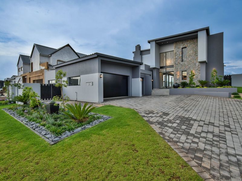 Modern 5-Bedroom Double-Storey Home in Midstream Heights with Boma & Pool - Photo 2
