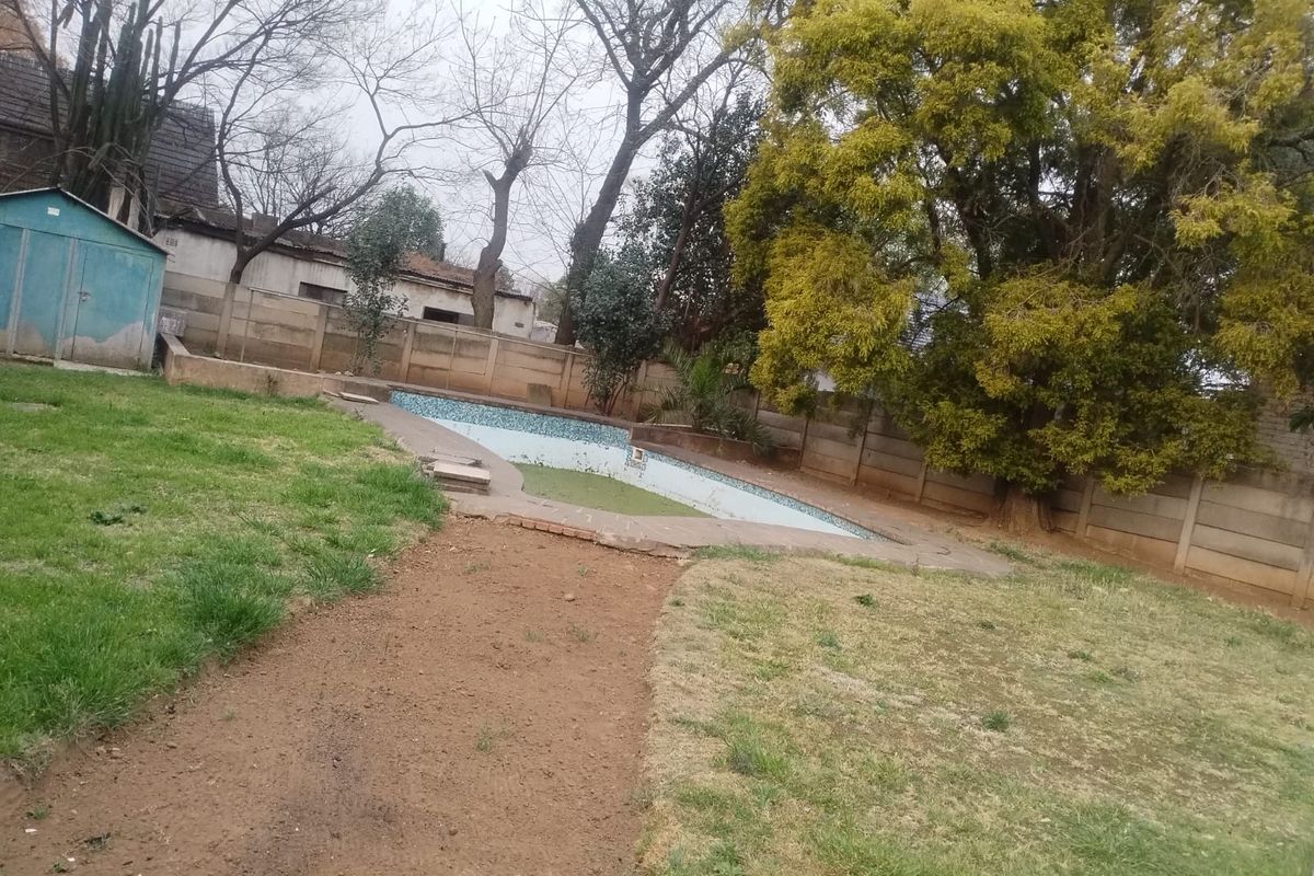 Lovely 3-Bedroom Family Home with Pool in Peaceful Suburb - Photo 3