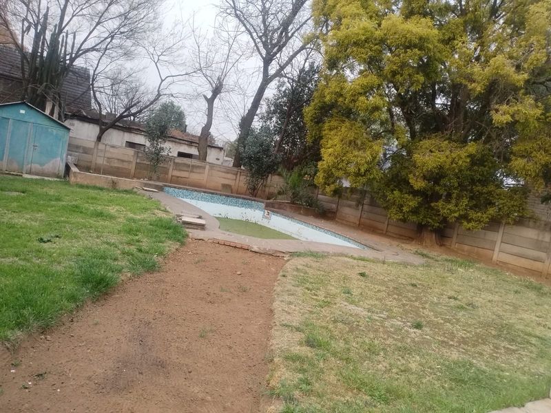 Lovely 3-Bedroom Family Home with Pool in Peaceful Suburb - Photo 3