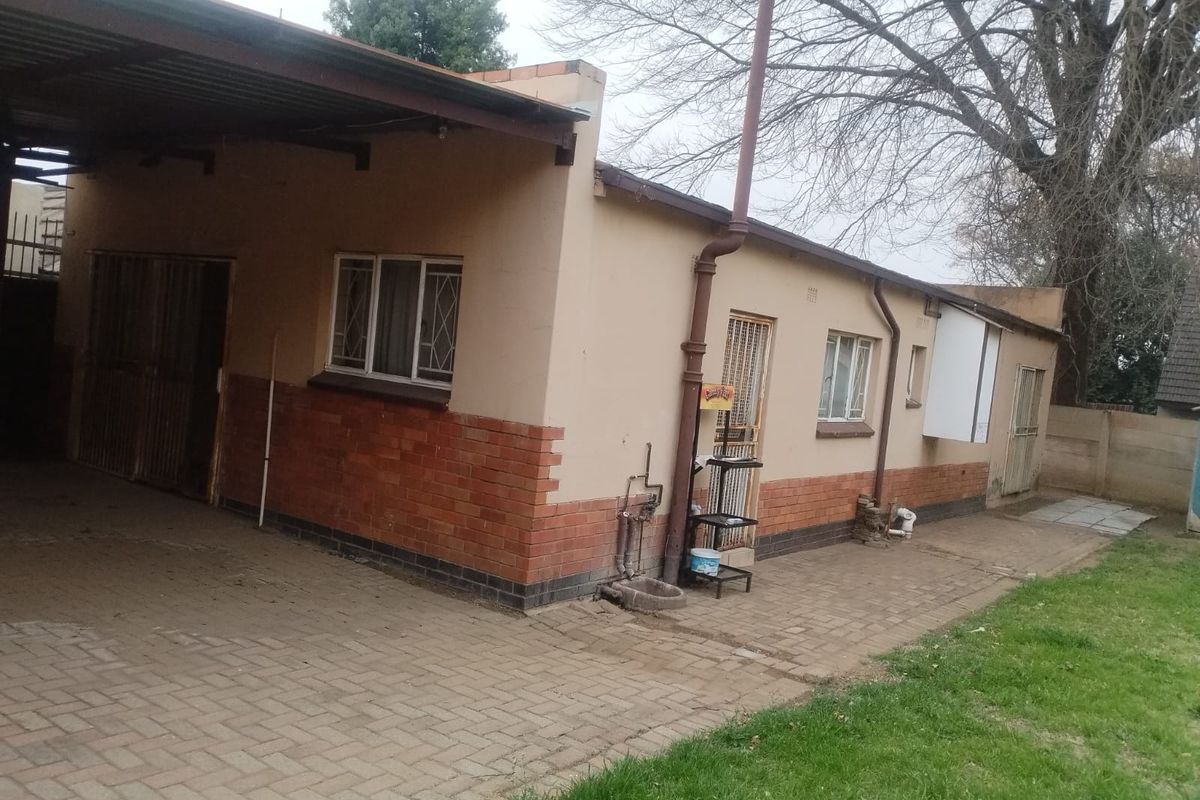 Lovely 3-Bedroom Family Home with Pool in Peaceful Suburb - Photo 4