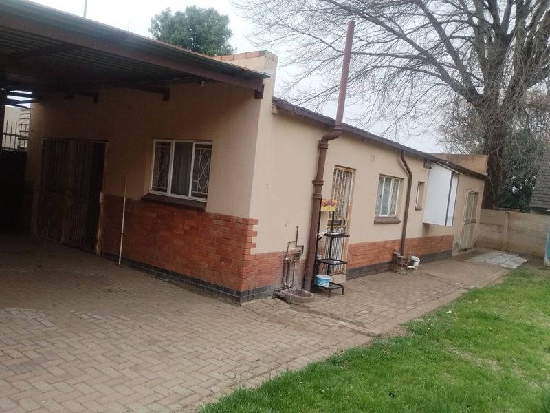 Lovely 3-Bedroom Family Home with Pool in Peaceful Suburb - Photo 4