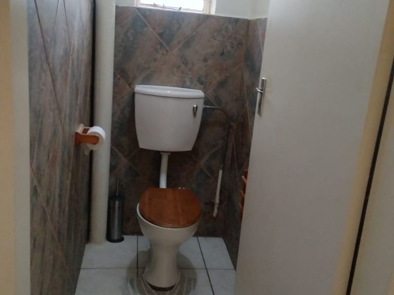 Lovely 3-Bedroom Family Home with Pool in Peaceful Suburb - Photo 10