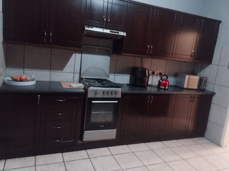 Lovely 3-Bedroom Family Home with Pool in Peaceful Suburb - Photo 8