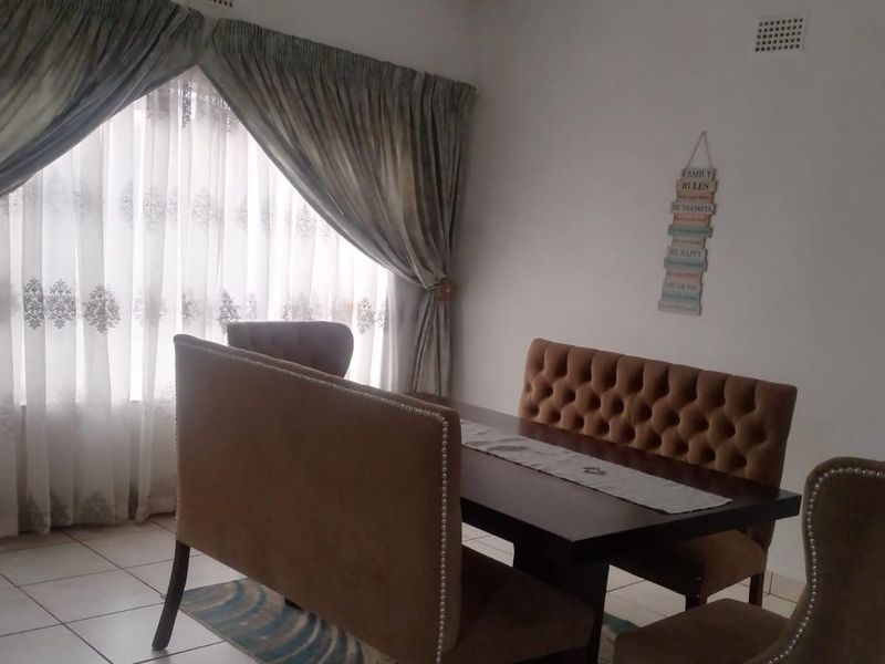 Lovely 3-Bedroom Family Home with Pool in Peaceful Suburb - Photo 7