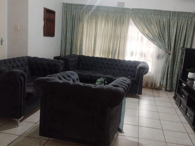 Lovely 3-Bedroom Family Home with Pool in Peaceful Suburb - Photo 6