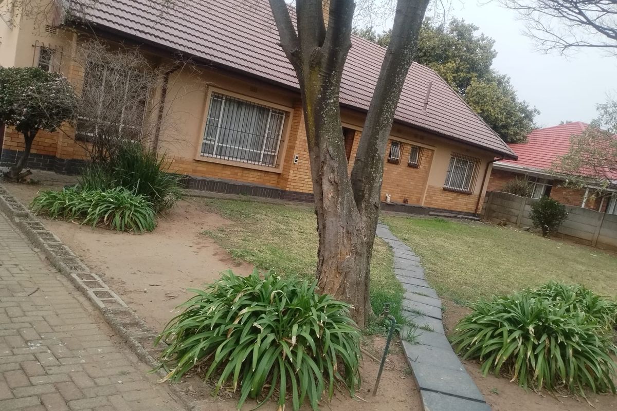 Lovely 3-Bedroom Family Home with Pool in Peaceful Suburb - Photo 2