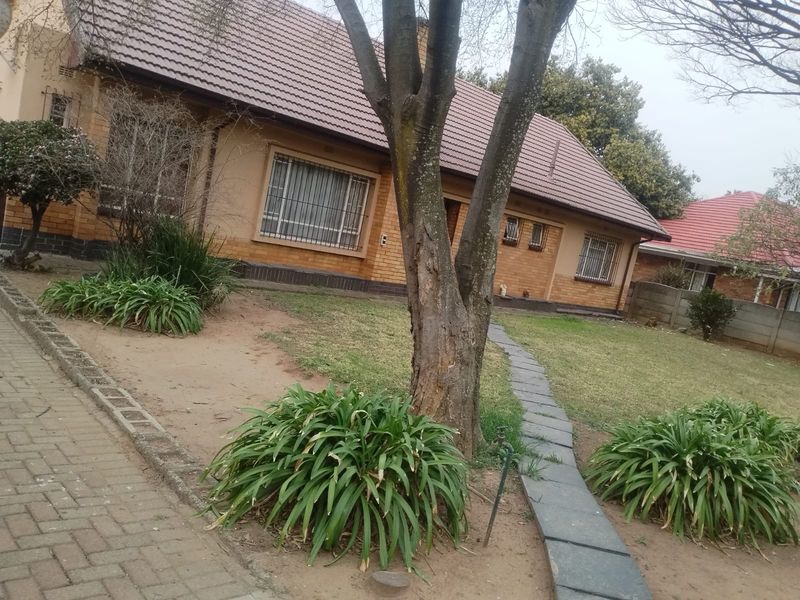 Lovely 3-Bedroom Family Home with Pool in Peaceful Suburb - Photo 2