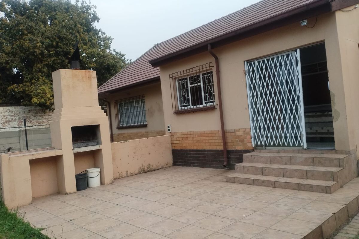 Lovely 3-Bedroom Family Home with Pool in Peaceful Suburb - Photo 5