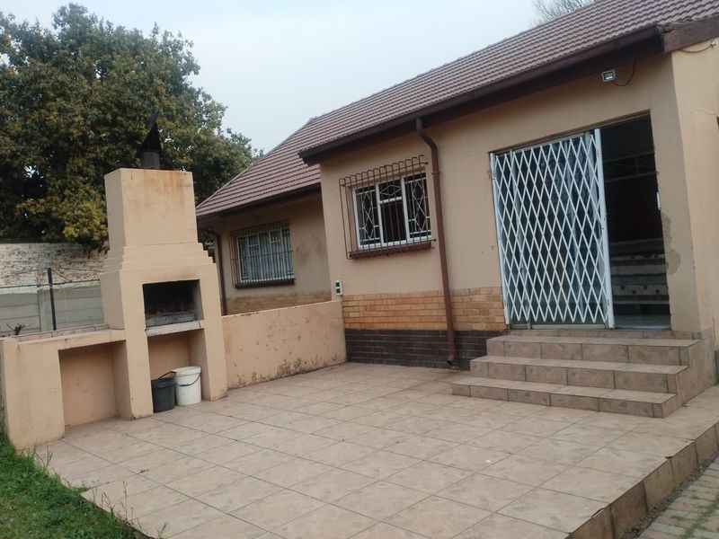 Lovely 3-Bedroom Family Home with Pool in Peaceful Suburb - Photo 5