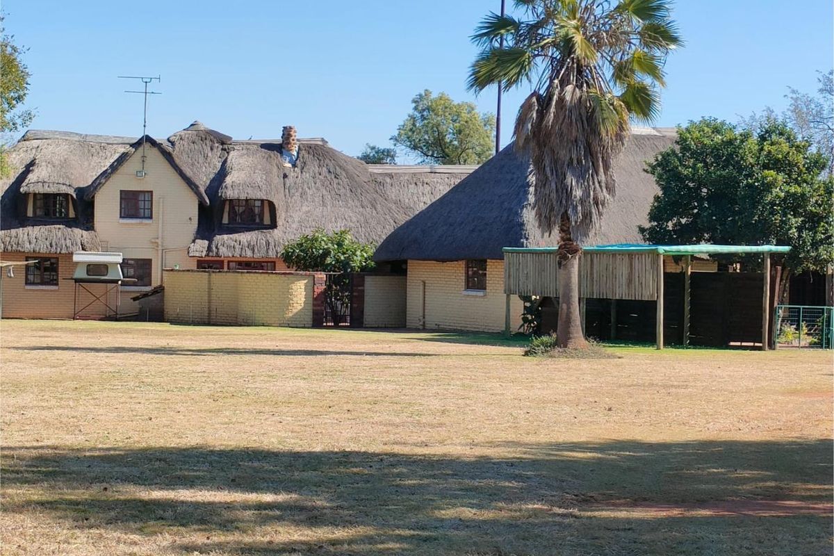 Countryside Estate with Exceptional Rental Income Potential - Photo 2