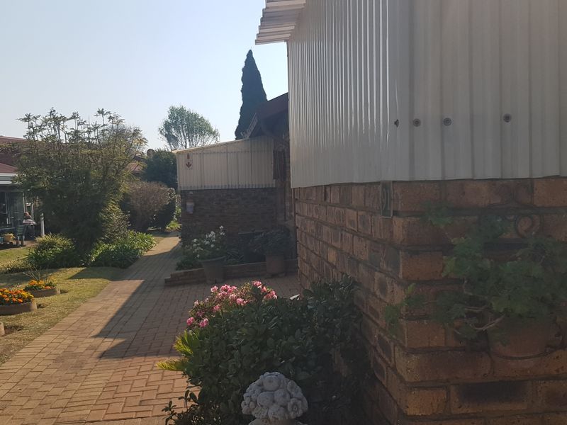 2-Bedroom, 2-Bathroom Unit in Secure Retirement Village - Photo 6