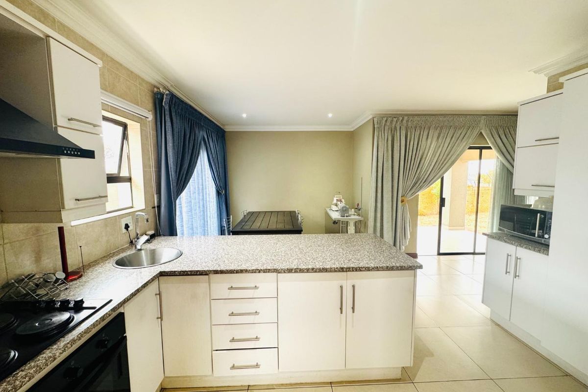 Modern 3-Bedroom Double-Storey Home in Thatchfield Hills Estate - Photo 4