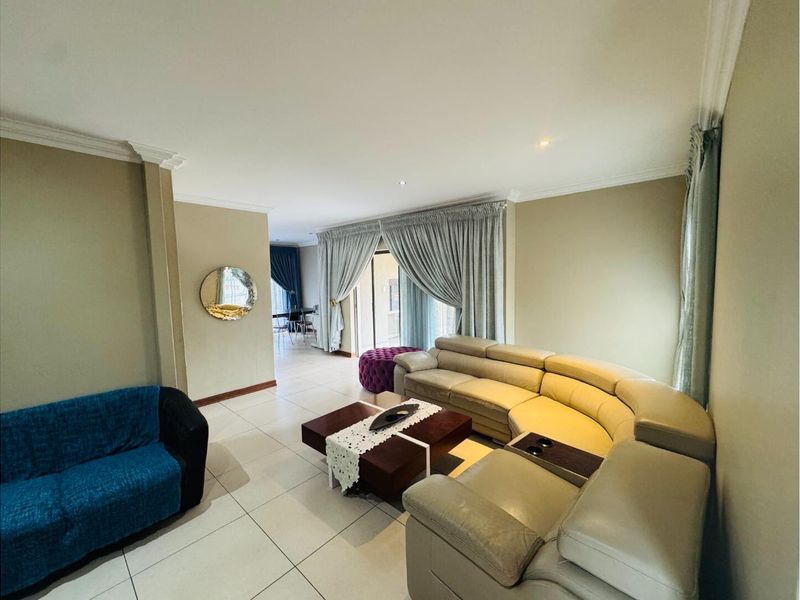 Modern 3-Bedroom Double-Storey Home in Thatchfield Hills Estate - Photo 9