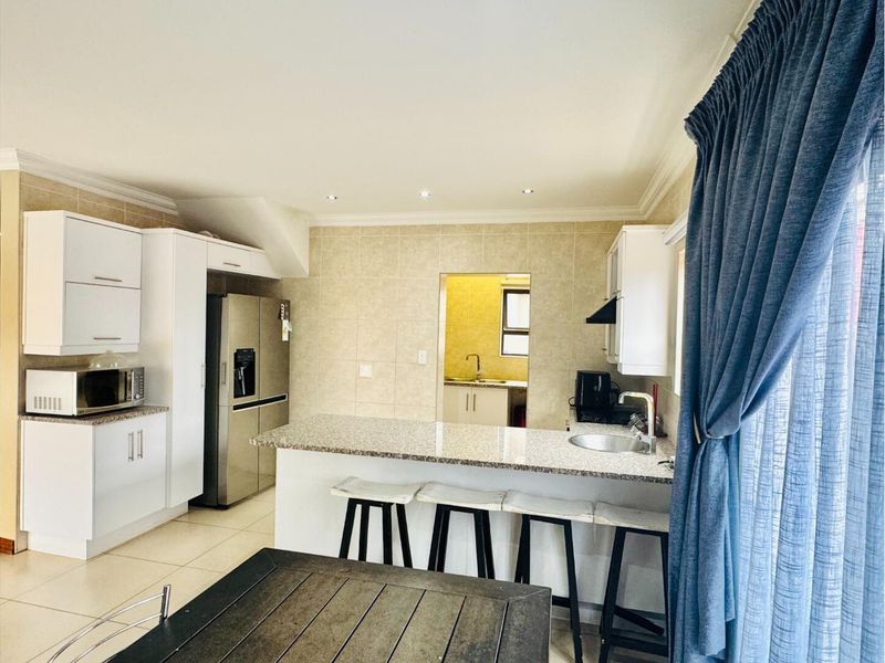 Modern 3-Bedroom Double-Storey Home in Thatchfield Hills Estate - Photo 3