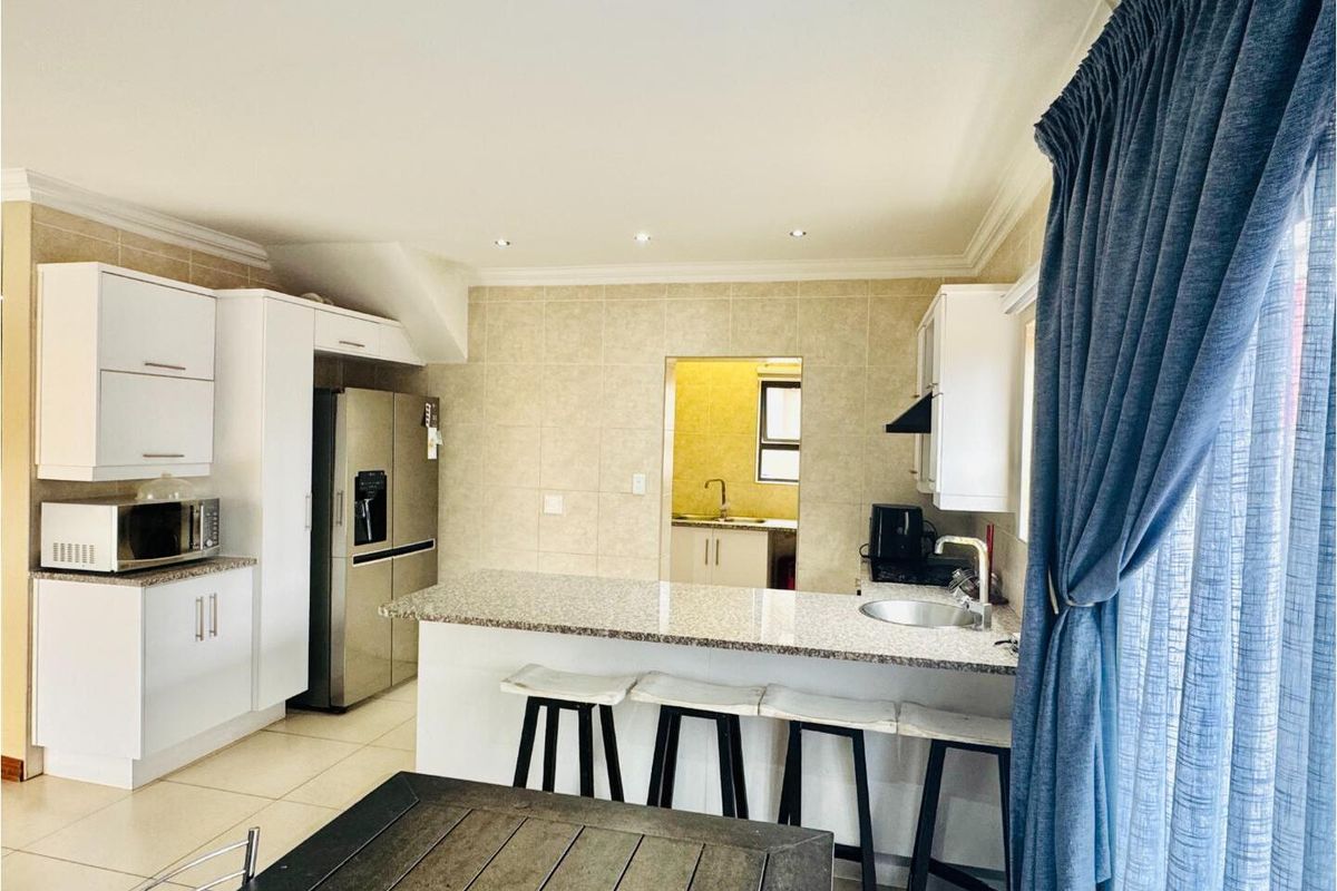 Modern 3-Bedroom Double-Storey Home in Thatchfield Hills Estate - Photo 3