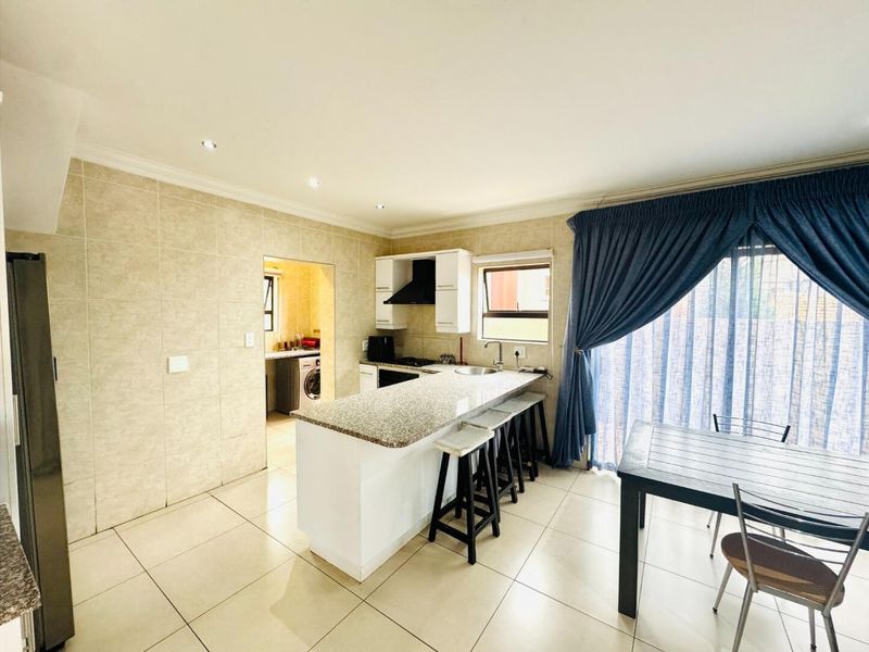 Modern 3-Bedroom Double-Storey Home in Thatchfield Hills Estate - Photo 6