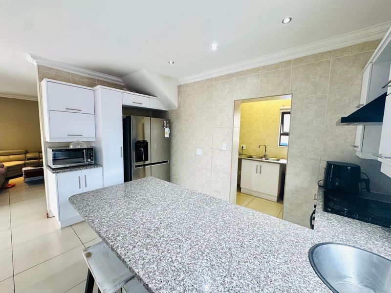 Modern 3-Bedroom Double-Storey Home in Thatchfield Hills Estate - Photo 5