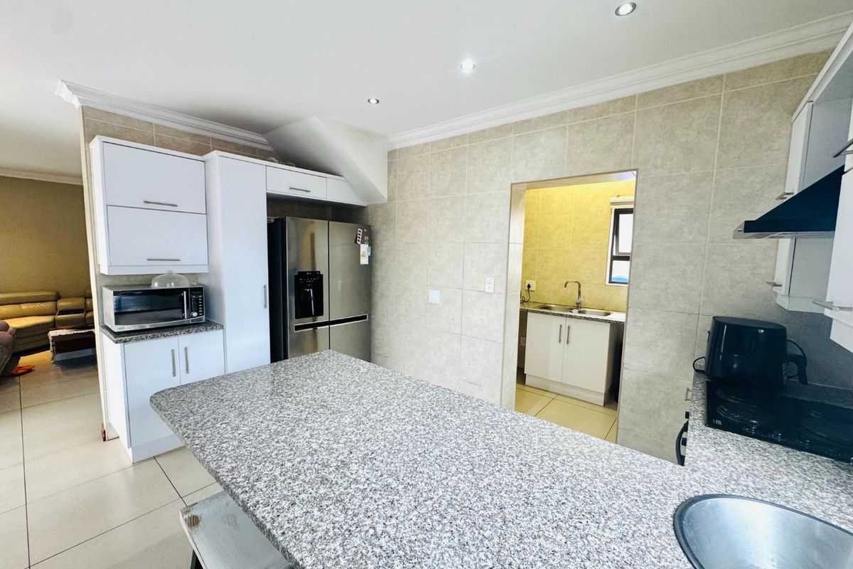 Modern 3-Bedroom Double-Storey Home in Thatchfield Hills Estate - Photo 5