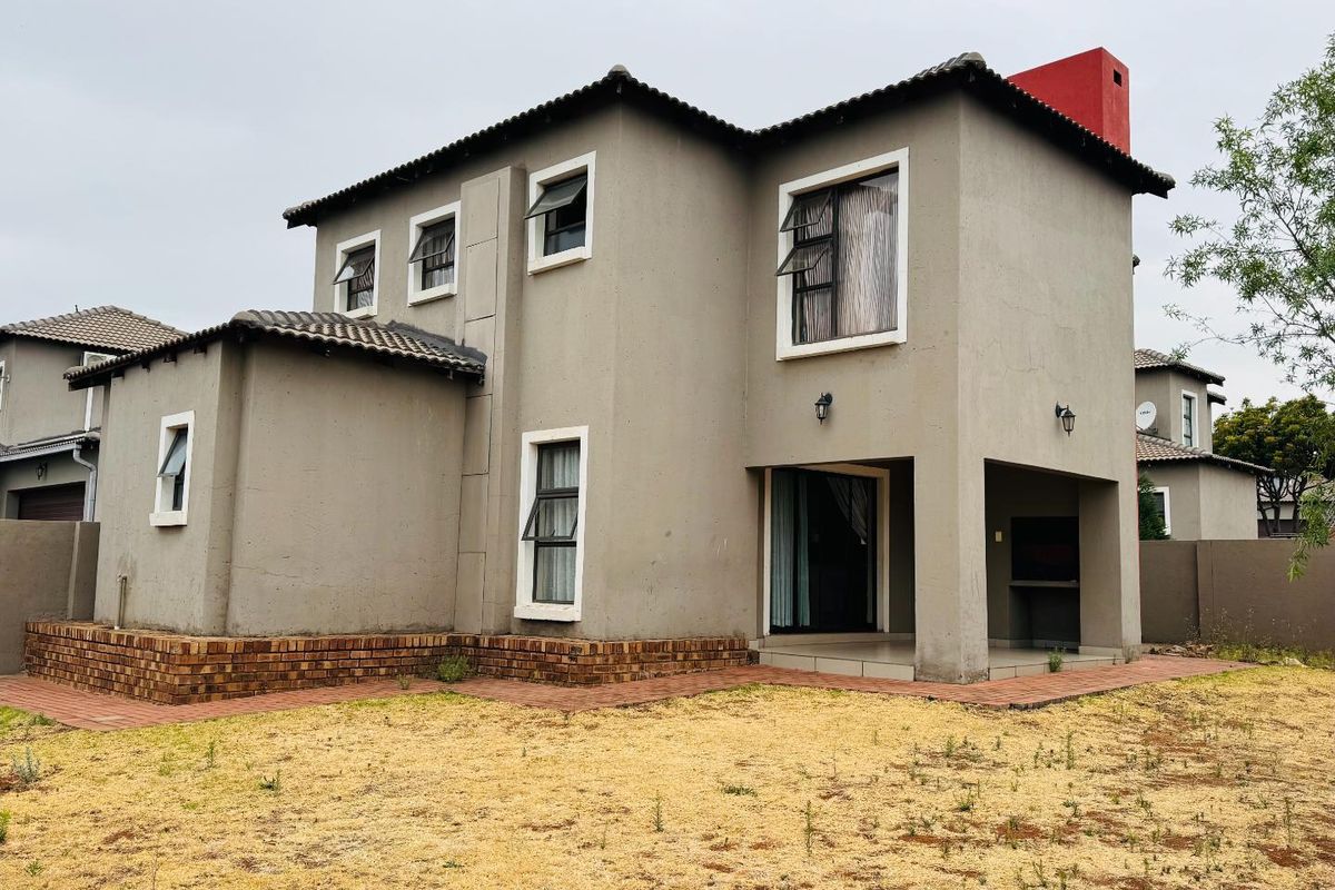 Modern 3-Bedroom Double-Storey Home in Thatchfield Hills Estate - Photo 2